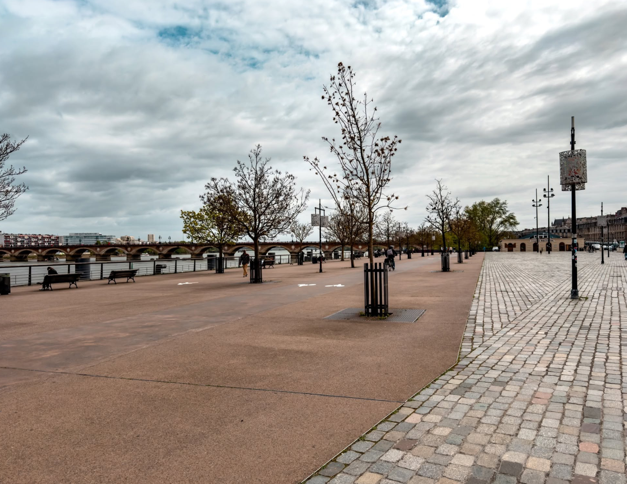 Bordeaux Travel Guide (3).png